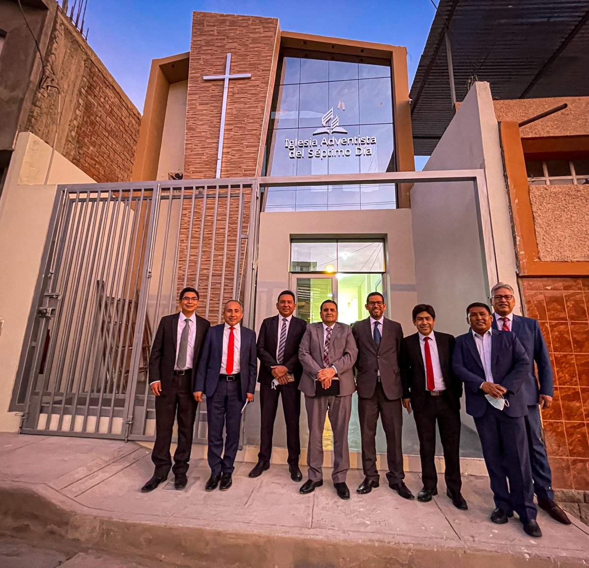 El distrito de Miraflores B en #Arequipa  también es parte del plan #ElTemploQueYoSoñé, hoy por la gracia de Dios y en colaboración tripartita entre la #UPSur, #MPS y la feligresía, se inaugura su hermoso templo. <a href="/presidenciadsa/">Pr. Stanley Arco | Oficial</a> <a href="/EnzoChavez/">Enzo Chávez</a> <a href="/DanielVillarE/">Daniel Villar</a>