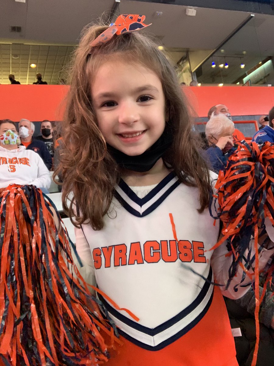 mark_a_peltz's tweet photo. Go cuse! Her first time at the dome!  @CusePromos #cusesuperfan https://t.co/mbJjXVdGaI