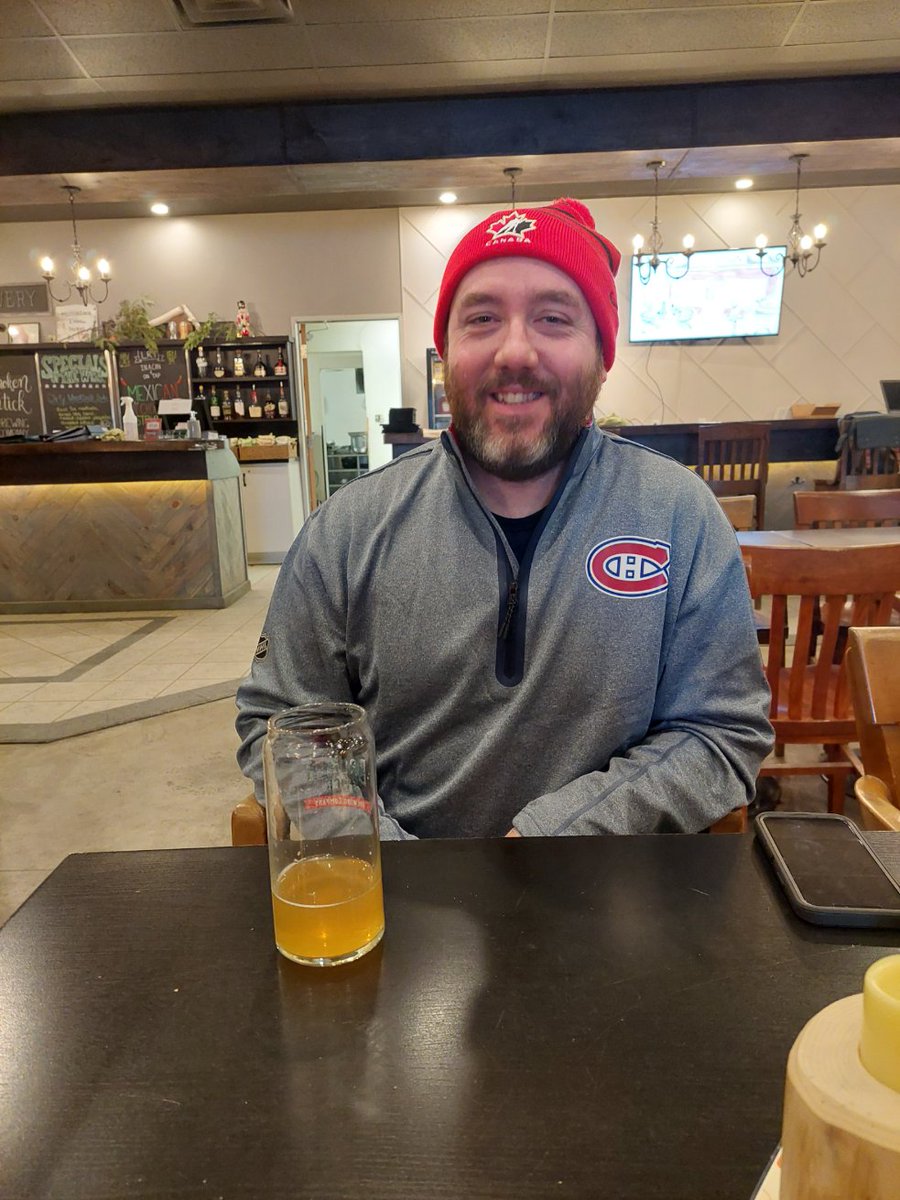 SECURITY! MOVE OUT OF THE WAY! Went for a few 🍻 today with a rock star, my favortite rock star! 1st went to <a href="/tuquedebroue/">Tuque de Broue</a>. They closed the tap room and decided it wasn't newsworthy enough to publish it 😒 drove 50kms for nothing 🤬 So We went to <a href="/BrokenStickBeer/">Broken Stick Brewing Company</a> and had a blast