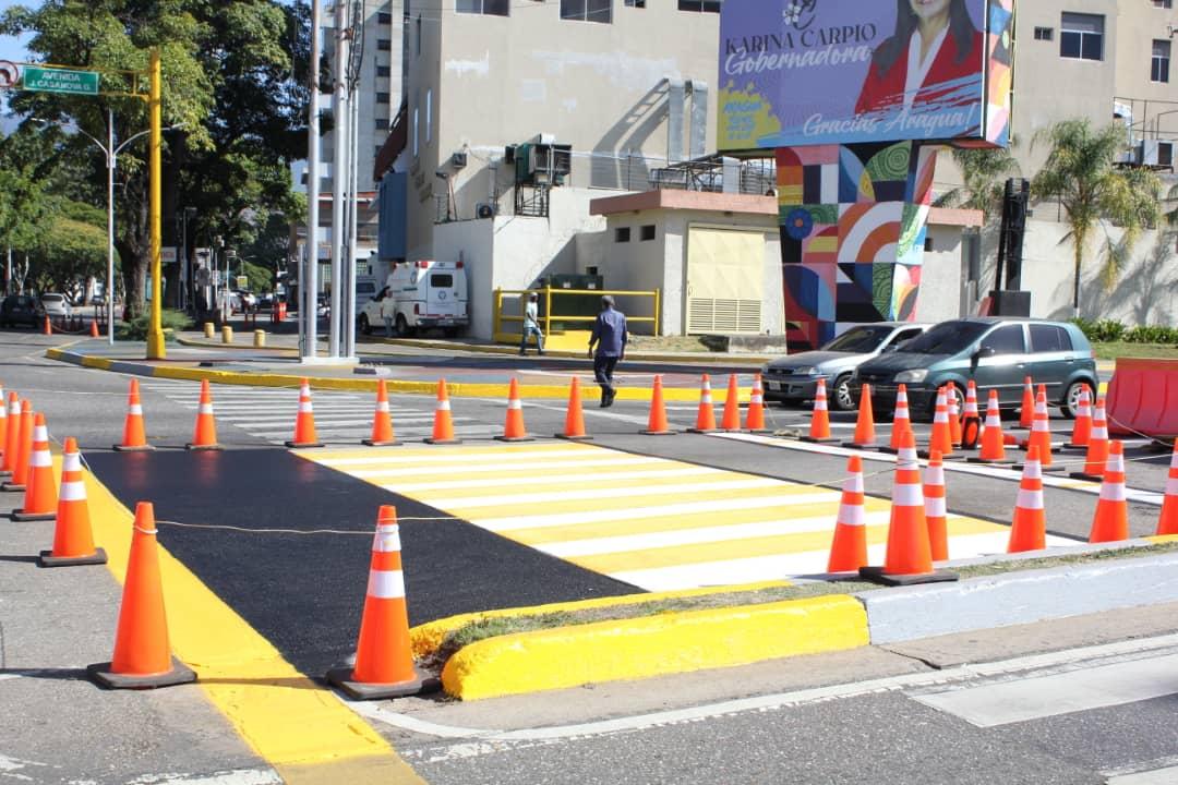 Que les parece la intersección de la Av. Las Delicias con Av. Casanova Godoy, así va quedando con el Plan de demarcación vial 
#100DiasDeGestión 
#Maracay 
<a href="/NicolasMaduro/">Nicolás Maduro</a> 
<a href="/Soykarinacarpio/">Karina Carpio</a> 
<a href="/MVzlaBella/">Misión Venezuela Bella</a> 
<a href="/dcabellor/">Diosdado Cabello R</a>