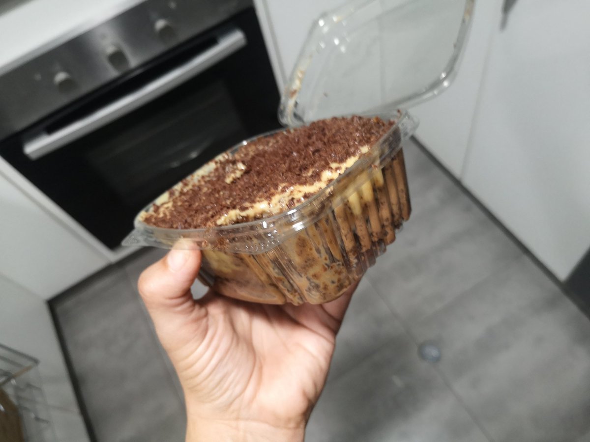 piacostar's tweet photo. Yendo a tanquear me llamó la atención un chico en bicicleta con un atuendo muy estilozo. Resulta que estaba vendiendo postres. Le compré uno y está bien rico. Su emprendimiento se llama La Revolución Postres Urbanos. Esta tortaza salió a 10 soles y cucharean tres. Ahí los datos https://t.co/okkJxWEQGN