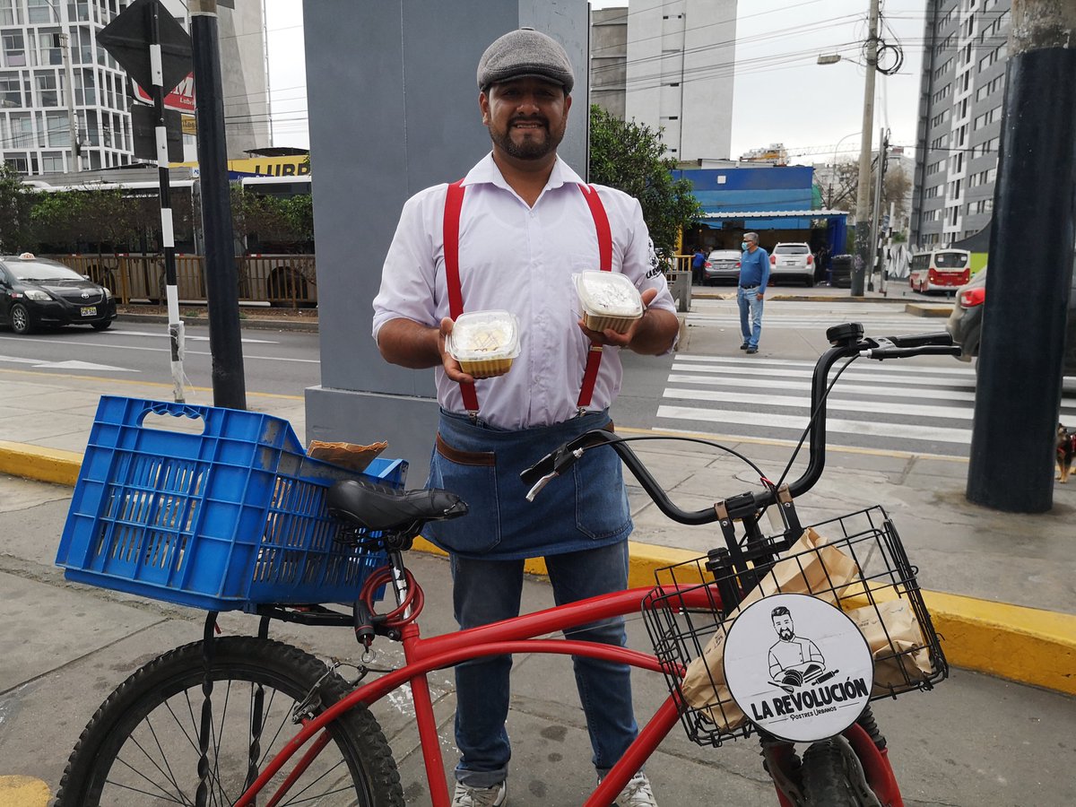 piacostar's tweet photo. Yendo a tanquear me llamó la atención un chico en bicicleta con un atuendo muy estilozo. Resulta que estaba vendiendo postres. Le compré uno y está bien rico. Su emprendimiento se llama La Revolución Postres Urbanos. Esta tortaza salió a 10 soles y cucharean tres. Ahí los datos https://t.co/okkJxWEQGN