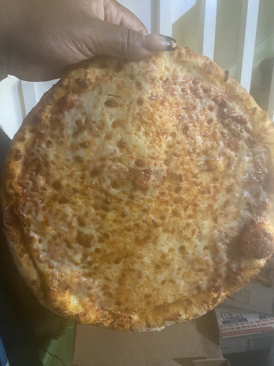 MsCake407's tweet image. I needed a pizza but the store couldn’t even cut it for me. Now I don’t want it. Plus it’s cold. Worst store EVER!!! They have never gotten my order perfect. Ruined my night 🥺 Now I need a hug.