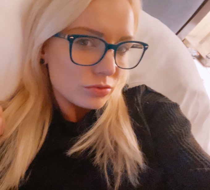 🤓 no makeup and no contacts vibes  https://t.co/9VVLYwwx5T https://t.co/lrdGgaltRX