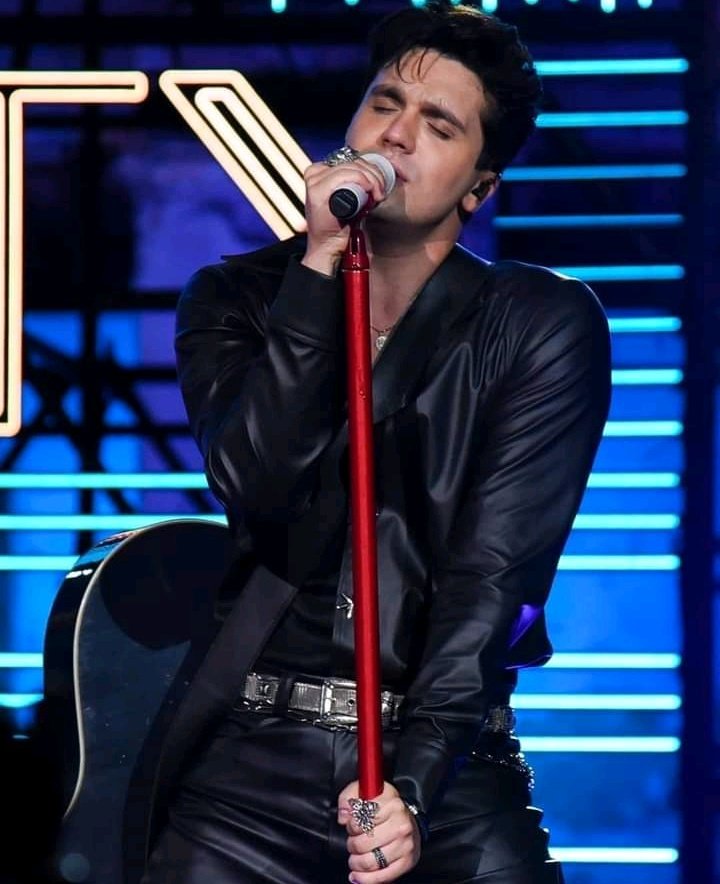 Existe um pedaço de você em mim desde a primeira vez que te ouvir cantar, e sei que sempre te terei aqui pertinho! 🎤💙 <a href="/luansantana/">Luan Santana</a>