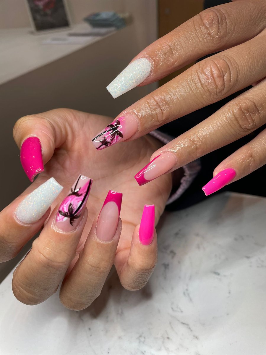 LiquidParlour's tweet photo. 🌴💕🤍#nailbar #London #beautysalon #nailextensions https://t.co/tAqnDTTCPH