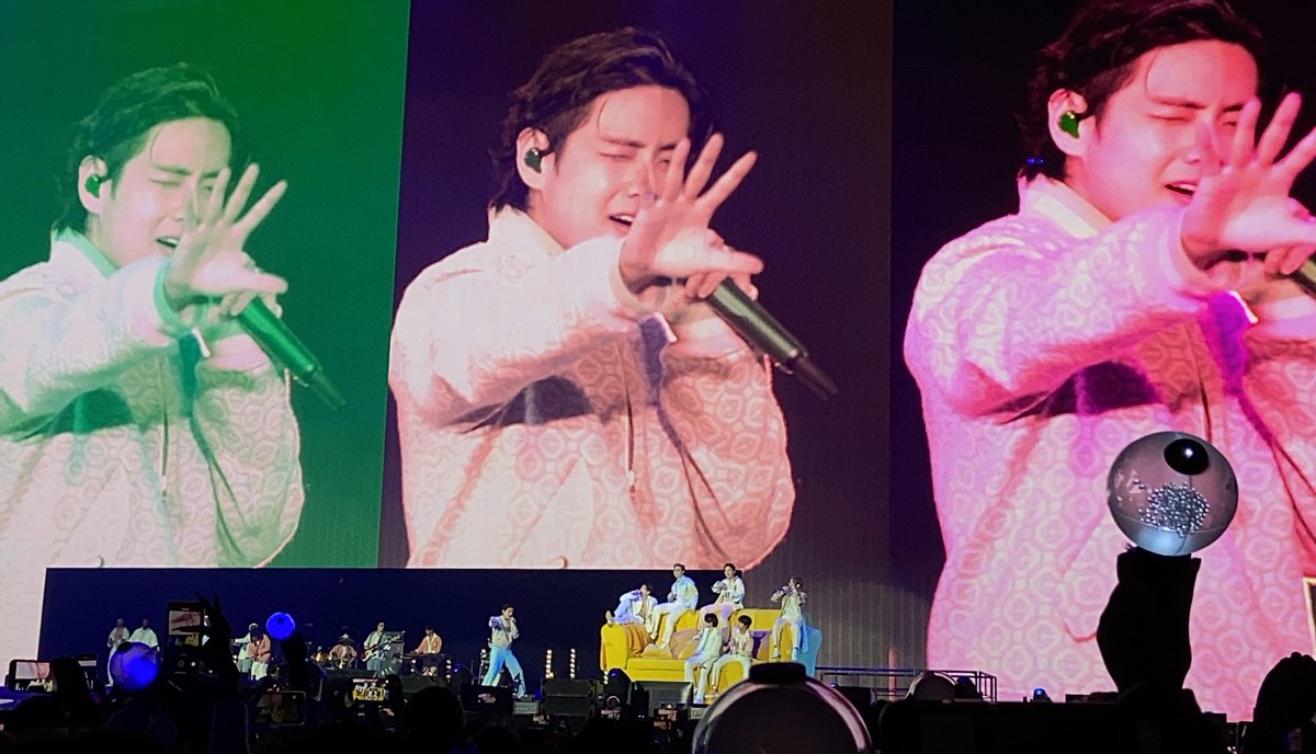 glossfilters's tweet photo. having a really difficult time sleeping nowadays but having your songs playing in the dark is all it takes to put my soul at ease aaa i love you and your voice so much forever 🤗 https://t.co/onAr2s3BFJ