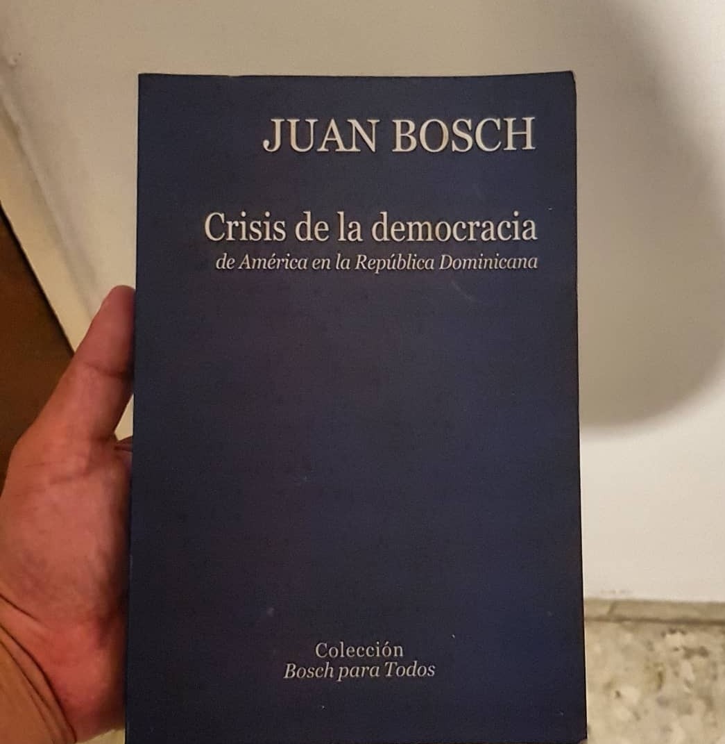 Mi lectura para recibir el nuevo año: Crisis de la democracia de América en la República Dominicana de #JuanBosch #lectura #reading #libros #books #politica #politics #historia #history #newyear #añonuevo #demibiblioteca