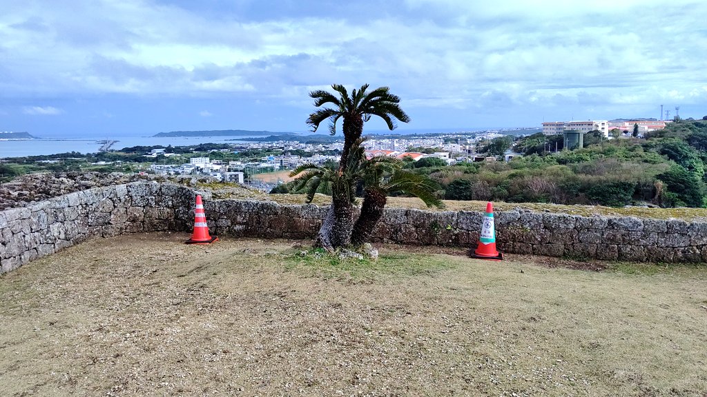jcn6tt5's tweet photo. ■勝連城
(沖縄県うるま市)

やや急な坂道を登ります。
城壁の曲線が綺麗でした。
琉球王国に抵抗したお城で、
神様が祀られている
神聖な場所のようです。

#勝連城
#うるま市
#あまわりパーク https://t.co/5Fo6YEfFYn