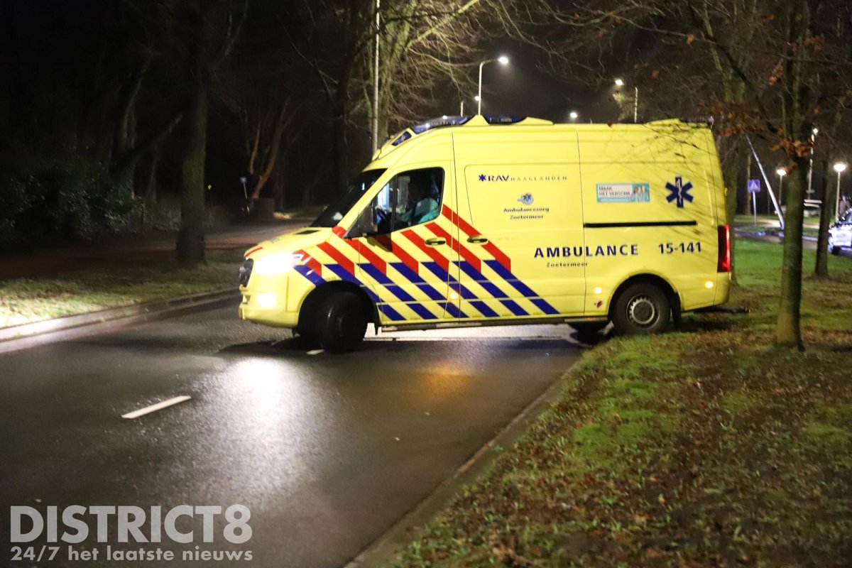 De bestuurster is uiteindelijk zonder spoed naar het ziekenhuis vervoerd. Berger <a href="/Vreugdenhil_/">Vreugdenhil Berging</a> heeft de auto afgesleept. De Bezuidenhoutseweg was ten tijde van het ongeval in beide richtingen afgesloten. #Bezuidenhoutseweg #DenHaag