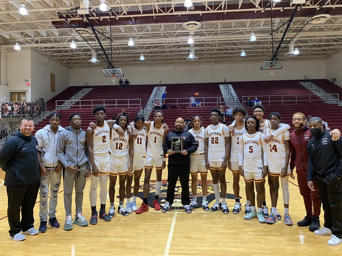 LCHolidayHoops's tweet photo. FINAL (BOYS):

64  Fern Creek
61  Western Hills (OH)

Congrats to Western Hills on winning Southwestern pool play!

SPEDA Offensive Player of the Game: Fern Creek’s Eli Campeau!

@TeamSilentGuard Defensive Player of the Game: Western Hills’ Aboubarcar Sisse! https://t.co/sOUdLBy1XD