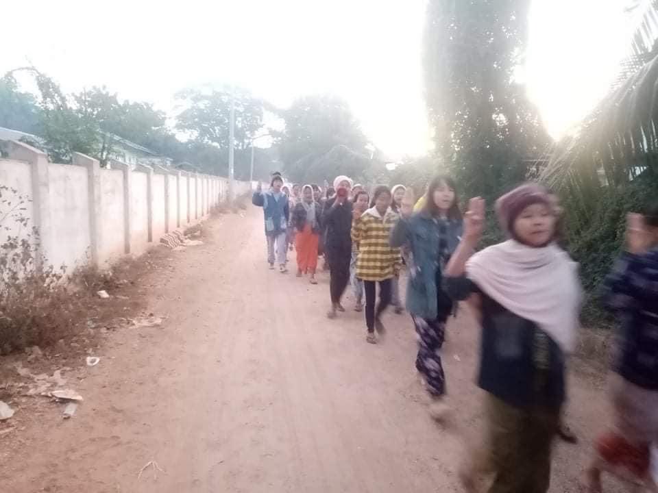 YellThu5's tweet photo. Anti-dictatorship dawn strike in #Yinmarpin tsp was held by the revolutionary residents to overthrow the military dictatorship today.

#Dec30Coup   
#WhatsHappeningInMyanmar https://t.co/4L5yirQFsz