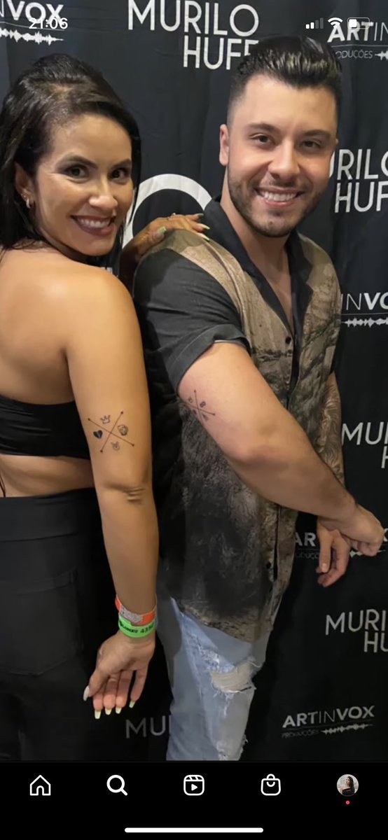 huffioto's tweet photo. olha a carinha dele mostrando a tatuagem na foto 🥺 https://t.co/9wQZoePrxs