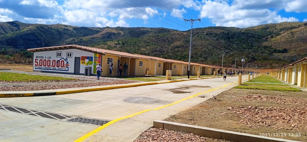 Seguimos Trabajando por nuestro Estado❤️

En el marco del hito 3.900.000 hogares, la #GMVV avanza de manera vigorosa. Hoy desde nuestro Estado Aragua se entregan 38 protocolización de títulos de propiedad multifamiliar y 500 títulos de propiedad venta pura y simple.