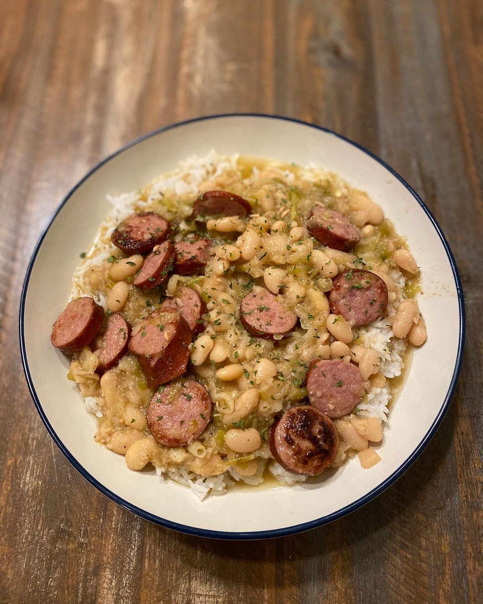 ChrisCuervo78's tweet photo. Creamy White Beans over rice for dinner tonight 🤌 #TwitterSupperClub #ManCanCook https://t.co/e4fBPyQaxM