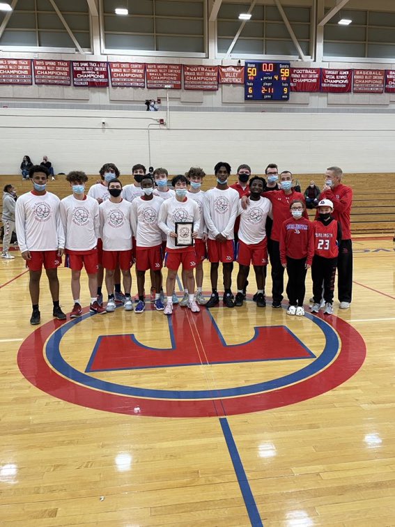 Burlingtonhoop's tweet photo. @Burlingtonhoop 60 Chelmsford 50 in the finals of The Romano! Move to 4-1 (3-1 ML). Led by @Eric874941261 w/18, @CiullaLogan w/17, @shanexmahoney w/12, and @cedricrod32 w/11. @james11ellis with an amazing defensive effort. @BHSRedDevils @keith_pearson @dtcsports https://t.co/UumTVYWzEM
