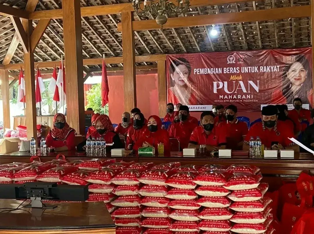pdipgrobogan's tweet photo. Bentuk kepedulian Mbak Puan Maharani Ketua DPR RI kepada wong cilik, melalui ibu Evita Nursanty yang juga anggota DPR RI dari Fraksi PDI Perjuangan membagikan 2000 lebih paket beras  kepada warga di Kab. Grobogan

#gotongroyongbarengmbakpuan 
#pdiperjuangan #puanmaharani https://t.co/WRVcwDaClj