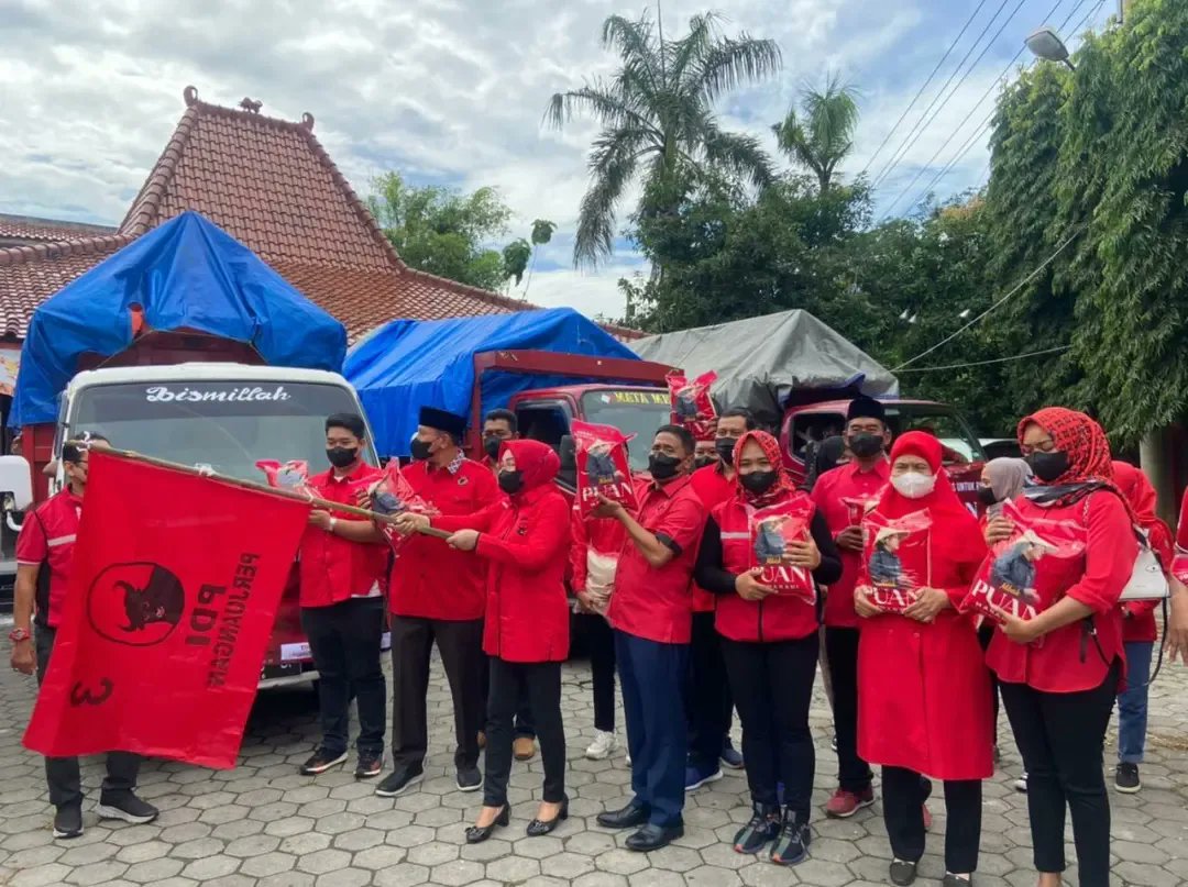 pdipgrobogan's tweet photo. Bentuk kepedulian Mbak Puan Maharani Ketua DPR RI kepada wong cilik, melalui ibu Evita Nursanty yang juga anggota DPR RI dari Fraksi PDI Perjuangan membagikan 2000 lebih paket beras  kepada warga di Kab. Grobogan

#gotongroyongbarengmbakpuan 
#pdiperjuangan #puanmaharani https://t.co/WRVcwDaClj