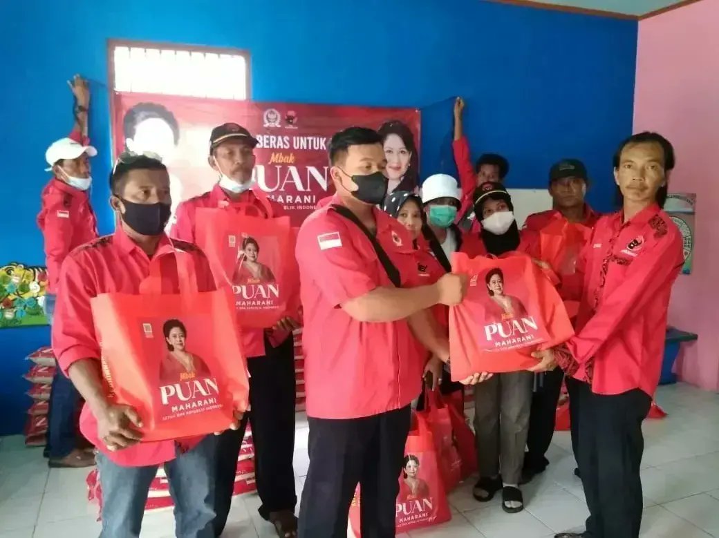 pdipgrobogan's tweet photo. Bentuk kepedulian Mbak Puan Maharani Ketua DPR RI kepada wong cilik, melalui ibu Evita Nursanty yang juga anggota DPR RI dari Fraksi PDI Perjuangan membagikan 2000 lebih paket beras  kepada warga di Kab. Grobogan

#gotongroyongbarengmbakpuan 
#pdiperjuangan #puanmaharani https://t.co/WRVcwDaClj