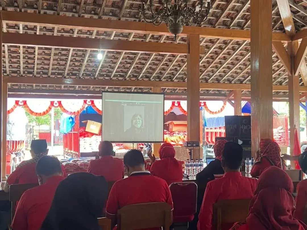 Bentuk kepedulian Mbak Puan Maharani Ketua DPR RI kepada wong cilik, melalui ibu Evita Nursanty yang juga anggota DPR RI dari Fraksi PDI Perjuangan membagikan 2000 lebih paket beras  kepada warga di Kab. Grobogan

#gotongroyongbarengmbakpuan 
#pdiperjuangan #puanmaharani