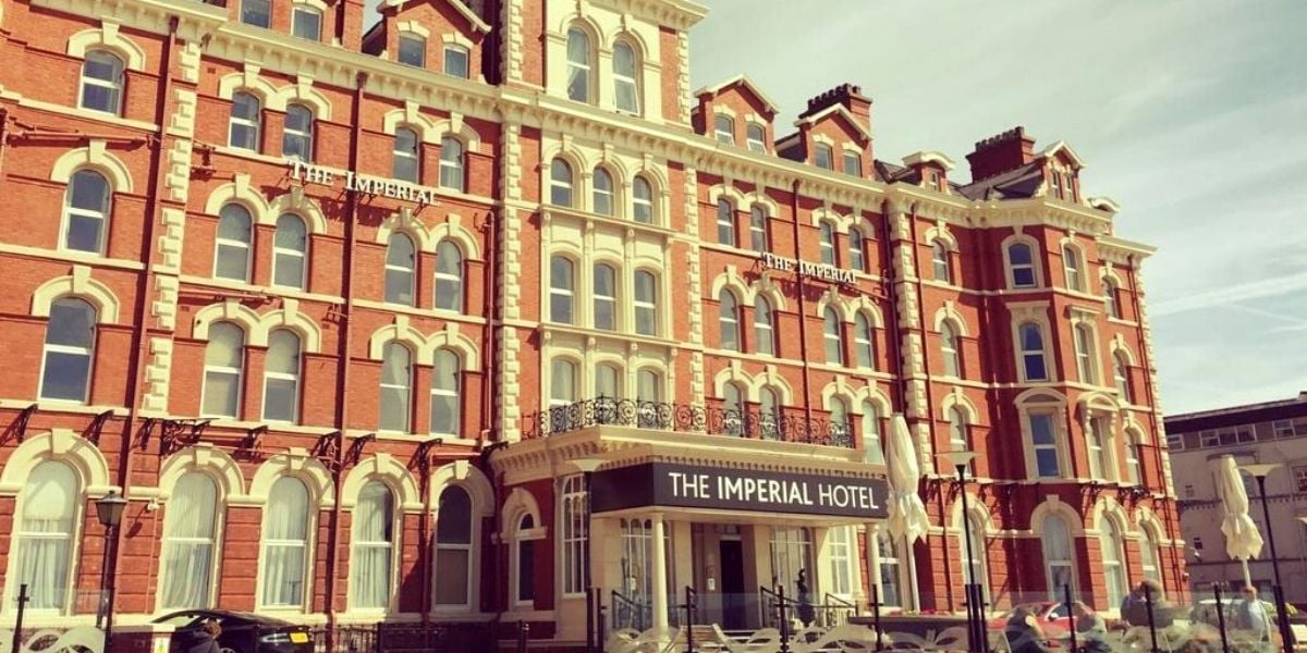EmmaG_Travel's tweet photo. 🎢Blackpool Seafront Stay 🎢
🎢2 Nights stay at the 4* Imperial Hotel
🎢English breakfast
🎢3 course dinner (1st night)
🎢Available until Mar'22
*from £99.50pp 
⭐Can book 2, 4 or 6 nights
⭐Refundable up to 7 days prior to arrival
ℹ️ T's &amp; C's apply
#staycation #Travel #holidays https://t.co/qLgxKO8myc