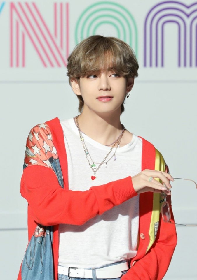 PriyaRajawat16's tweet photo. @BTS_twt Happy Birthday To Our Precious Winter Bear 😍❤️
KIM TAEHYUNG Is ❤️
#KimTaehyung #kimtaehyungbirthday #TAEHYUNG #TaehyungBirthdayCongrats #WinterMiracleV #SnowPrinceTaehyung #BTSV #V #BTSVDAY_태형이의날들이밝게빛나길 #btsVDAY https://t.co/mH5zevM7NT