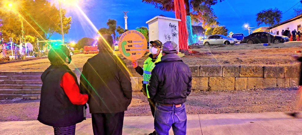 PoliciaMTunja's tweet photo. En el barrio #Centro de la ciudad de Tunja 🏭 la Estrategia de Atención a Mujer, Familia y Género de la #METUN, recuerda 🗣️ los tipos de Violencia y rutas de atención, así mismo las líneas de atención gratuitas ☎️ 123-122-155. https://t.co/I0YT9MOjof