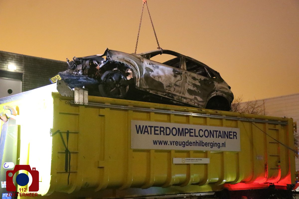 Koraalrood, Zoetermeer: Bergingsbedrijf <a href="/Vreugdenhil_/">Vreugdenhil Berging</a> is ter plaatse gekomen met een waterdompelcontainer. Hier is het elektrische voertuig in geborgen. 

Dit om opnieuw ontbranding van het voertuig te voorkomen. 

Nu Online: 112zoetermeer.nl/2021/12/30/for…