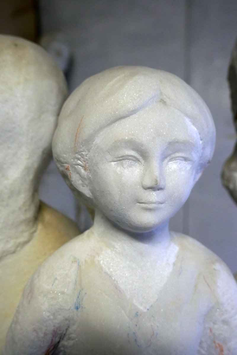 鉄を鍛えて自分で作ったノミでないと、こういうふうには彫れないよなあ、、、とか思いながら朝から庭の工房でコツコツやっていた。この時間が嬉しくて、、、去年の今頃は棚板やら畑囲いの柵やらを大ハンマーでぶっ壊していたんだったっけ。