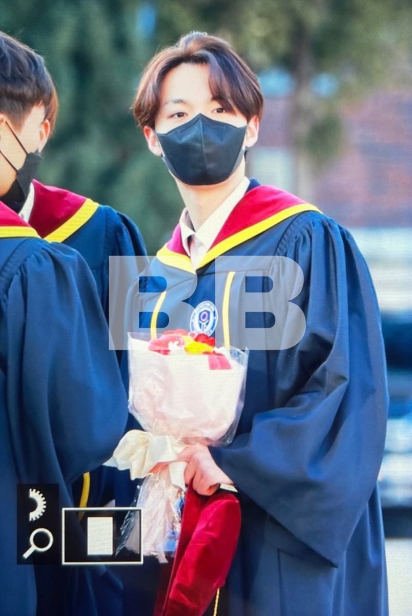 ปีนี้ได้ส่งเทรเชอร์เข้าพิธีจบการศึกษาตั้ง 2 คนแหนะ