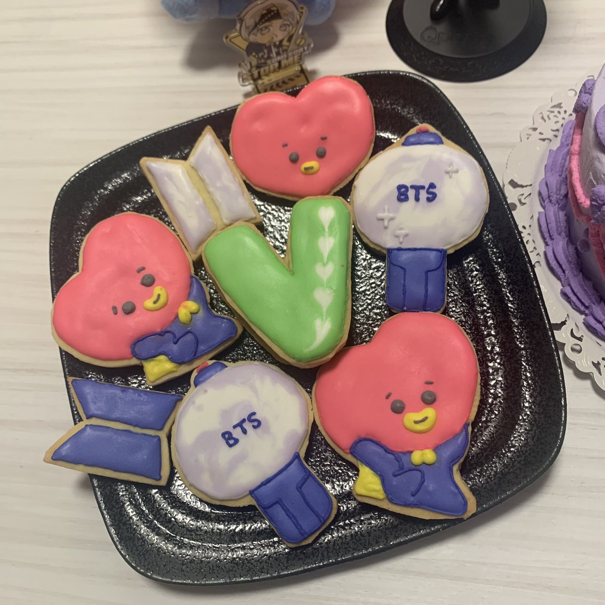 NcIjt's tweet photo. テテのセンイルお祝いするために、センイルケーキとアイシングクッキー作ってみた( *´艸`)
ケーキはボラへ💜

💜💜💜紫するよ💜💜💜

 #テテ誕生日  #テテセンイル 
 #キムテヒョン https://t.co/zRT6ocSBeB