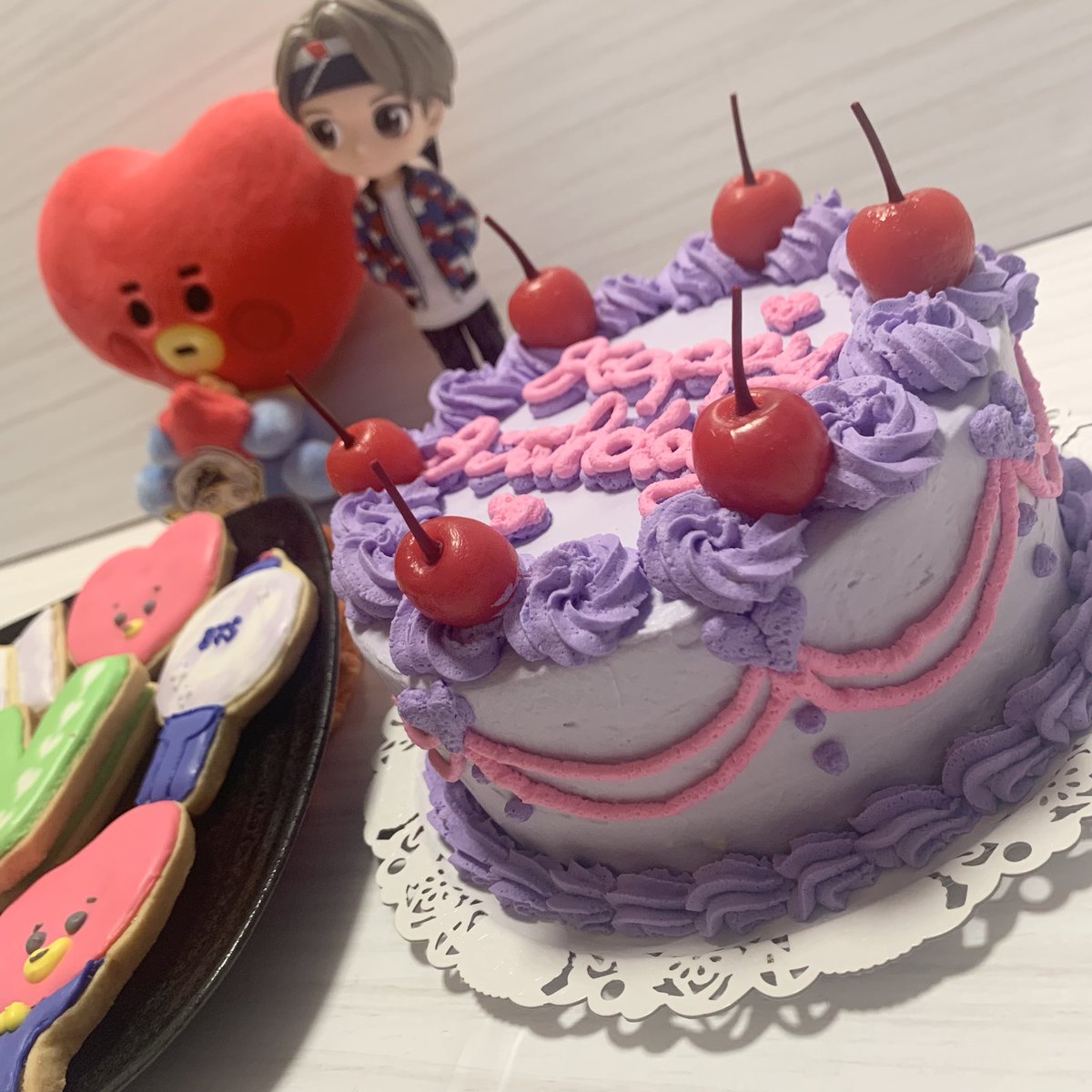 NcIjt's tweet photo. テテのセンイルお祝いするために、センイルケーキとアイシングクッキー作ってみた( *´艸`)
ケーキはボラへ💜

💜💜💜紫するよ💜💜💜

 #テテ誕生日  #テテセンイル 
 #キムテヒョン https://t.co/zRT6ocSBeB