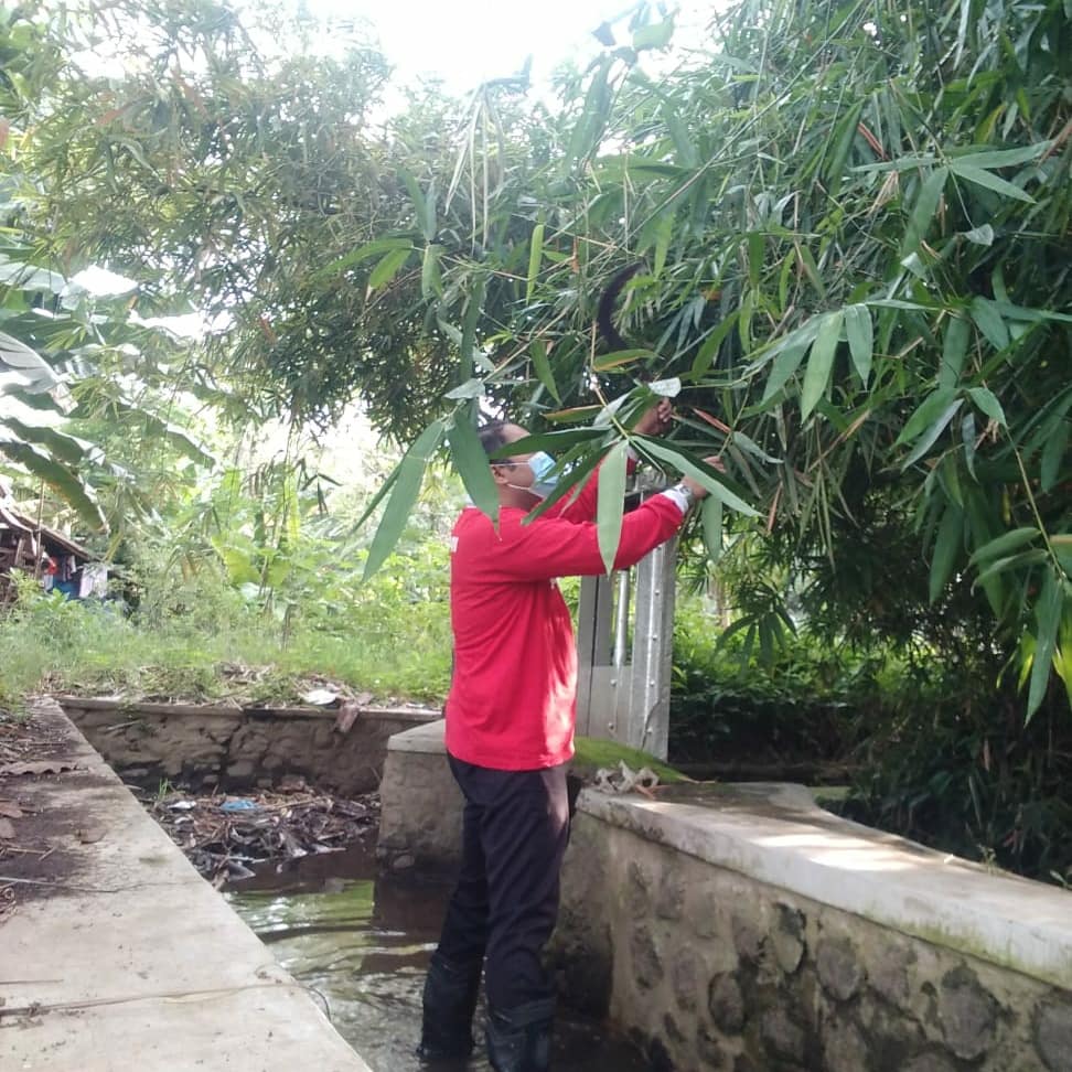 Korsda_Bwi's tweet photo. Membersihkan sampah dan saluran PA Dukoan juru wilayah Kalipuro. Cc @PengairanBwi @p50_guntur https://t.co/6k2tQbCBg8