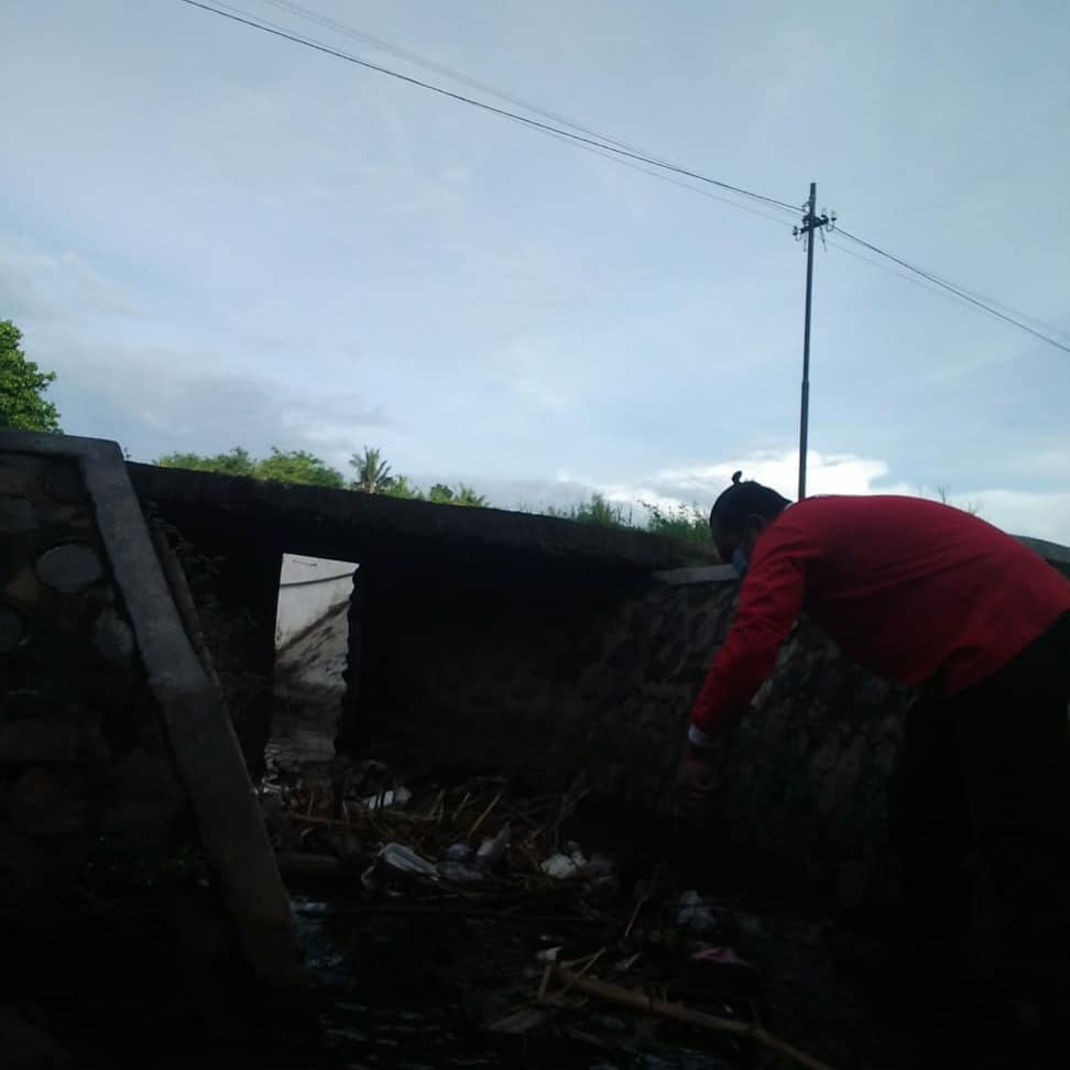 Korsda_Bwi's tweet photo. Membersihkan sampah dan saluran PA Dukoan juru wilayah Kalipuro. Cc @PengairanBwi @p50_guntur https://t.co/6k2tQbCBg8