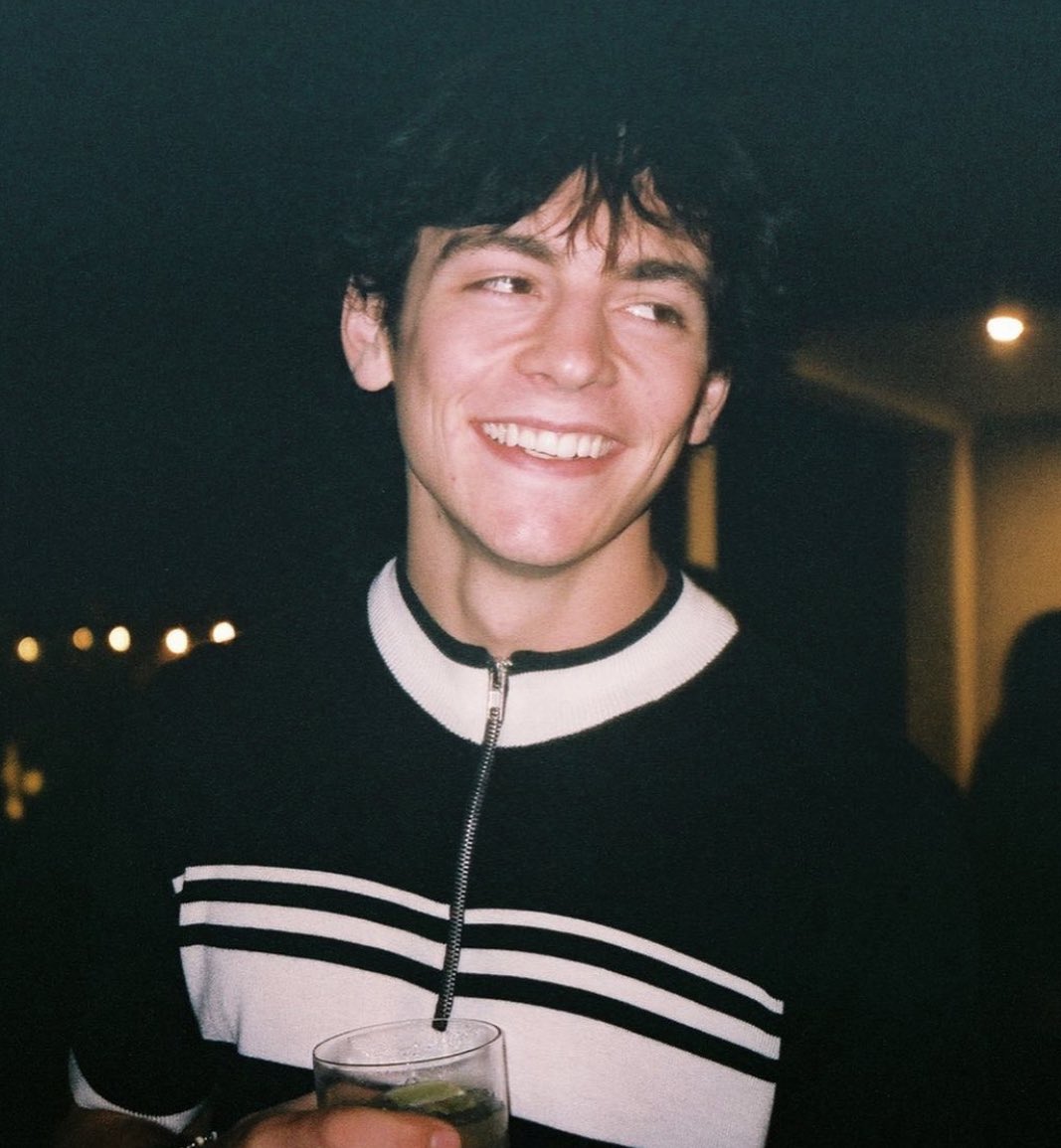 rossslyynnch's tweet photo. el cumpleañero más hot #bdayross https://t.co/x5hqQ3aZSe