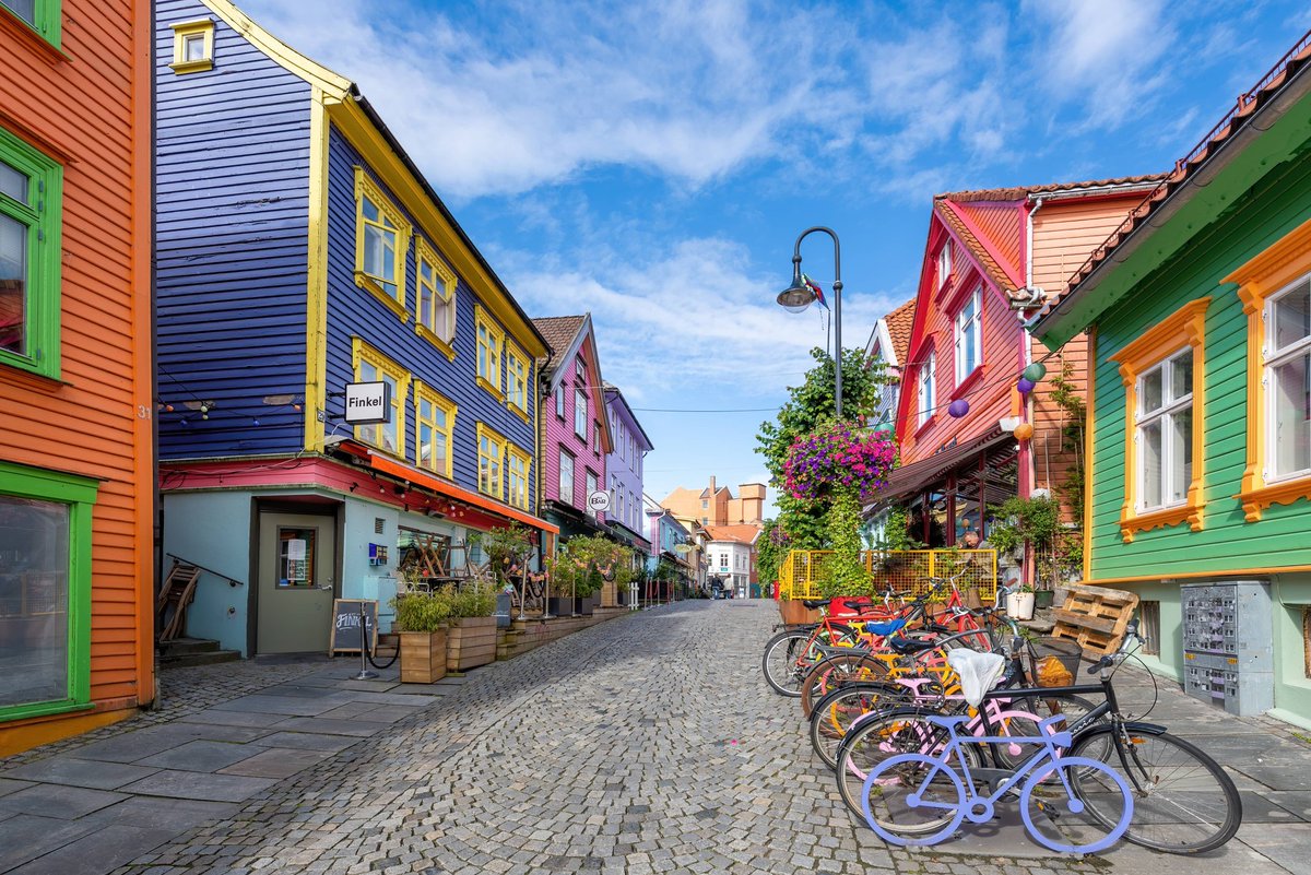【 の風景】 ノルウェー南西部の町。ノルウェーといえばの”フィヨルド”へアクセスができる玄関町として有名。街もカラフルで美しい景観を楽しむことができます。