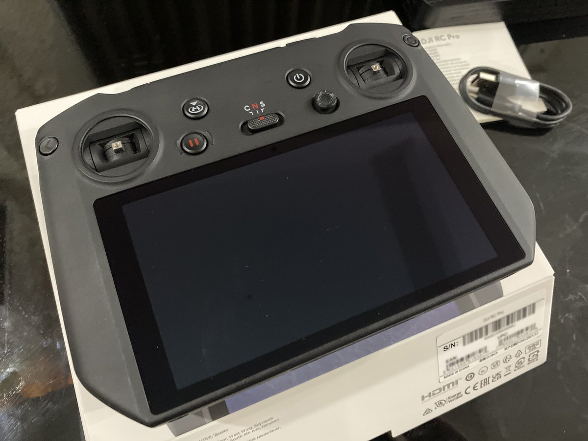 panoramaworld's tweet image. DJI RC PROが到着！
海外発売のAir2sのコンボに同梱されている #RCPRO はAir2sで使えるという事でちょっと期待してたんですが、単品のRCPROはMavic 3だけみたいですね、、
今後ファームで対応してくれるといいけど。

#dji