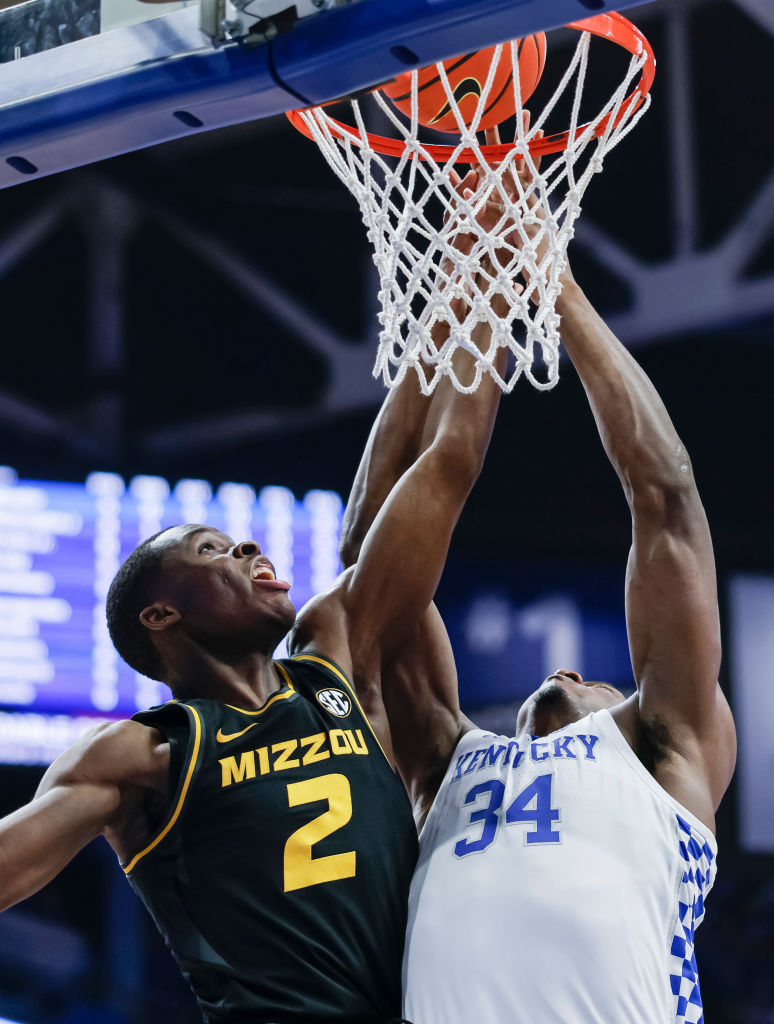 Kentucky's Oscar Tshiebwe had 20 rebounds today after having 28 in his last game.

His 48 rebounds in a 2-game span are tied for the most by a D-I player over the last 25 seasons.

In addition, this was Tshiebwe's 4th 20-rebound game this season. No one else has more than 1.