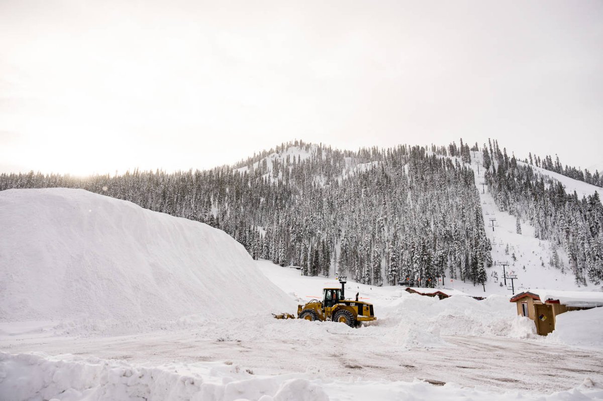 palisadestahoe's tweet photo. More digging out today, and more terrain coming your way soon! Check out the latest operations blog for details: https://t.co/hGeMvjzbP5 #deepcember https://t.co/GW7VXjBJtF