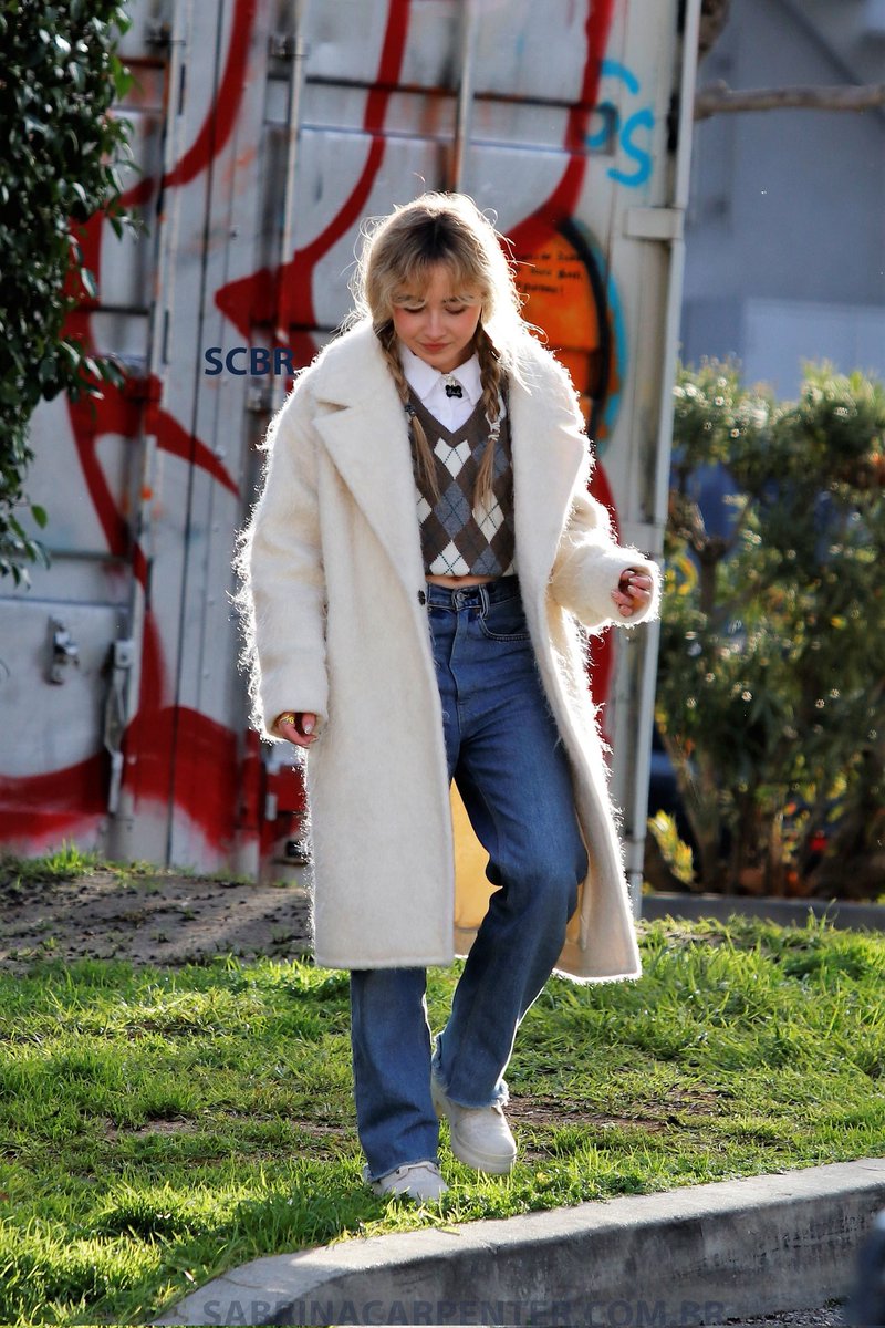 thinkbrina's tweet image. i dont need therapy i need a hug from sabrina carpenter