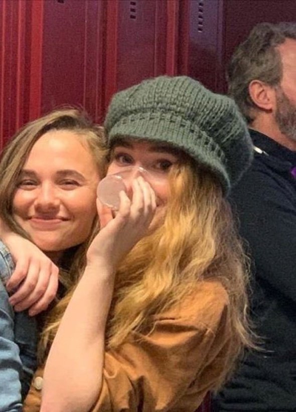 thinkbrina's tweet image. i dont need therapy i need a hug from sabrina carpenter