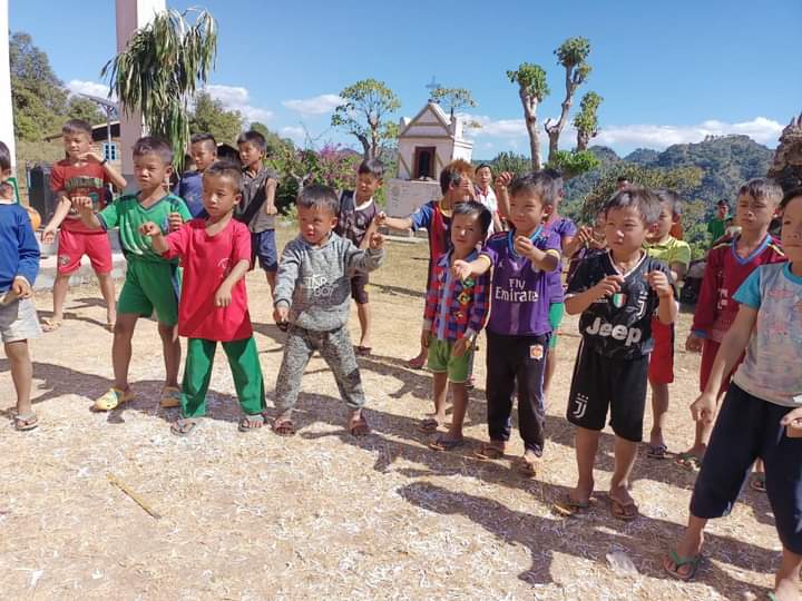 YellThu5's tweet photo. Kayan Civil Youths Organization launched the motivation programs for the refugees at Phekon tsp in S-Shan State &amp; Demoso tsp in Karenni State and also aid for food supplies.
#Dec30Coup
#WhatsHappeningInMyanmar
#HelpMyanmarIDPs https://t.co/IHOKZr0Brn