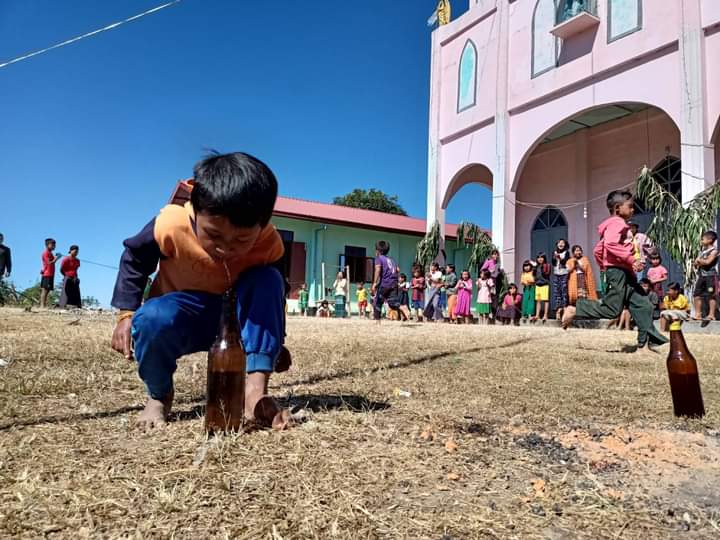 YellThu5's tweet photo. Kayan Civil Youths Organization launched the motivation programs for the refugees at Phekon tsp in S-Shan State &amp; Demoso tsp in Karenni State and also aid for food supplies.
#Dec30Coup
#WhatsHappeningInMyanmar
#HelpMyanmarIDPs https://t.co/IHOKZr0Brn