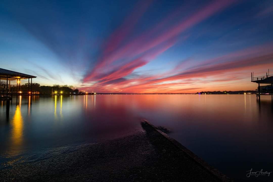 ReneeHerman13's tweet photo. Cedar Creek Lake, TX 
(credit Jim Brown) @ThePhotoHour @500pxrtg @Sunsets #Texas https://t.co/i0x3FT8NqZ