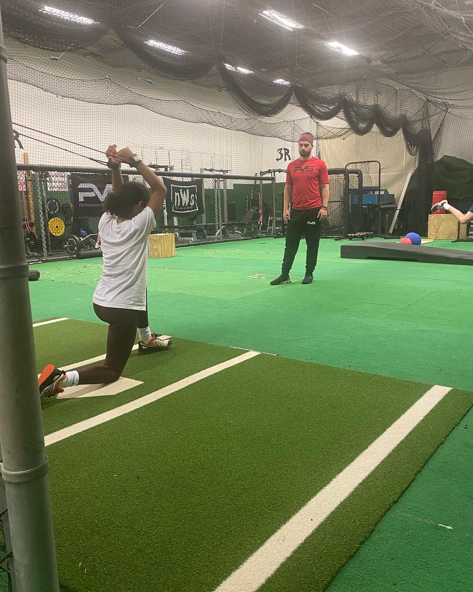 CurrieBaller2's tweet photo. Throw like a girl???!! Yeah, right! Letโs GO!! #VelocityGains #OverhandThrowing https://t.co/wTOtUkSuKE
