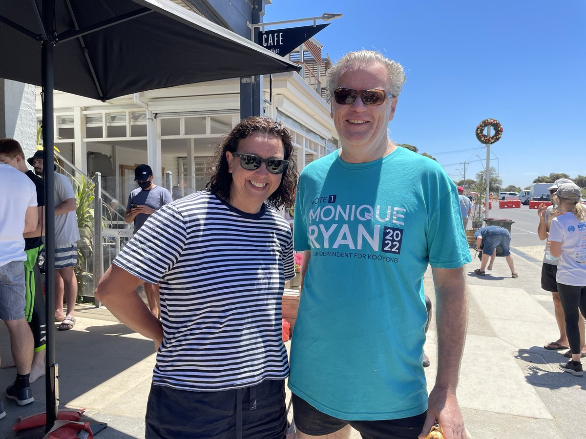 Polisubstance's tweet photo. Post-swim, Mark’s t-shirt attracted some interest, with @Mon4Kooyong meeting some Kooyong constituents in the main street. They were keen for change & for an independent representative & are so happy that Mon has stepped up. Well swum, swimmers. #mon4kooyong #ptlonsdale #ripview https://t.co/ZFHjUNHrKh