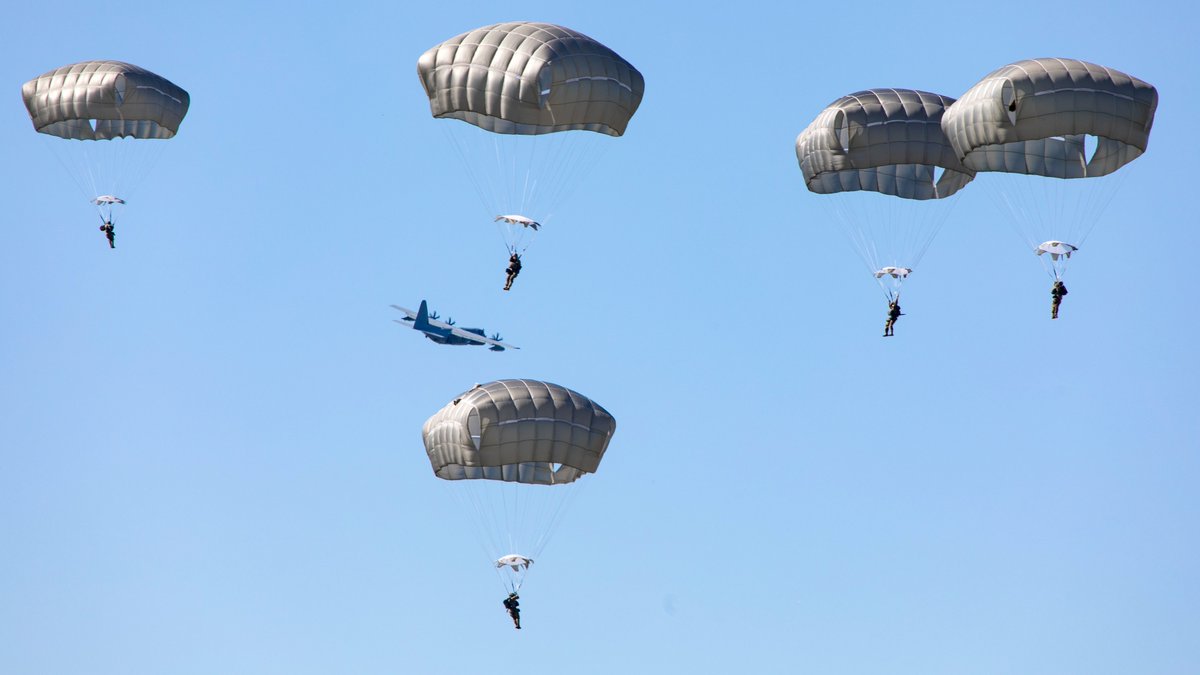 1stMAW_Marines's tweet photo. Top shots of 2021!

Our Marines have been busy across the @IIIMEF AOR supporting a #FreeAndOpenIndoPacific. Our posts leading to the new year will feature our best imagery from operations across the MAW this year. https://t.co/KuGsNmbXTd