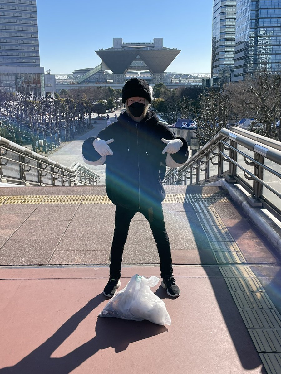 arata_aaa's tweet photo. c99コミケゴミ拾い
ゴミは例年に比べて驚くほど少量でした。
参加人数の上限等の理由もあるかと思いますが、放置ゴミが少ないのは参加者の心掛けあっての事だと思います。
これからもゴミが減りますように。
皆様体調には充分気をつけて。

（比較写真C85）
#C99 #コミケ99 #コミックマーケット99 https://t.co/pQCrEmtGMP