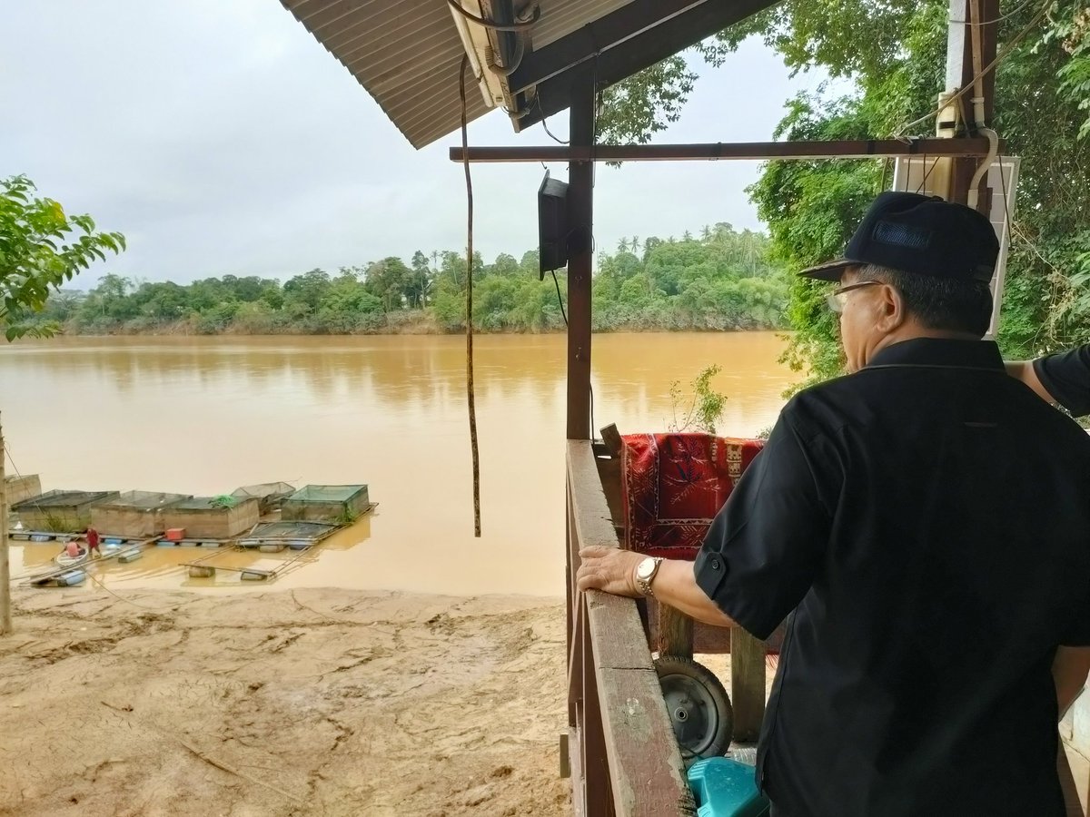 tokmathamzah's tweet photo. Turut dilawati Projek Ternakan Ikan Sangkar dan Projek Fertigasi yang diusahakan oleh PPK Temerloh.  Dari 40 sangkar ikan, kini tinggal 12 sangkar sahaja, manakala 6000 polibeg pelbagai tanaman fertigasi musnah akibat banjir.
@LPP_MALAYSIA 
@mafimalaysia https://t.co/4Pvri8vMjA
