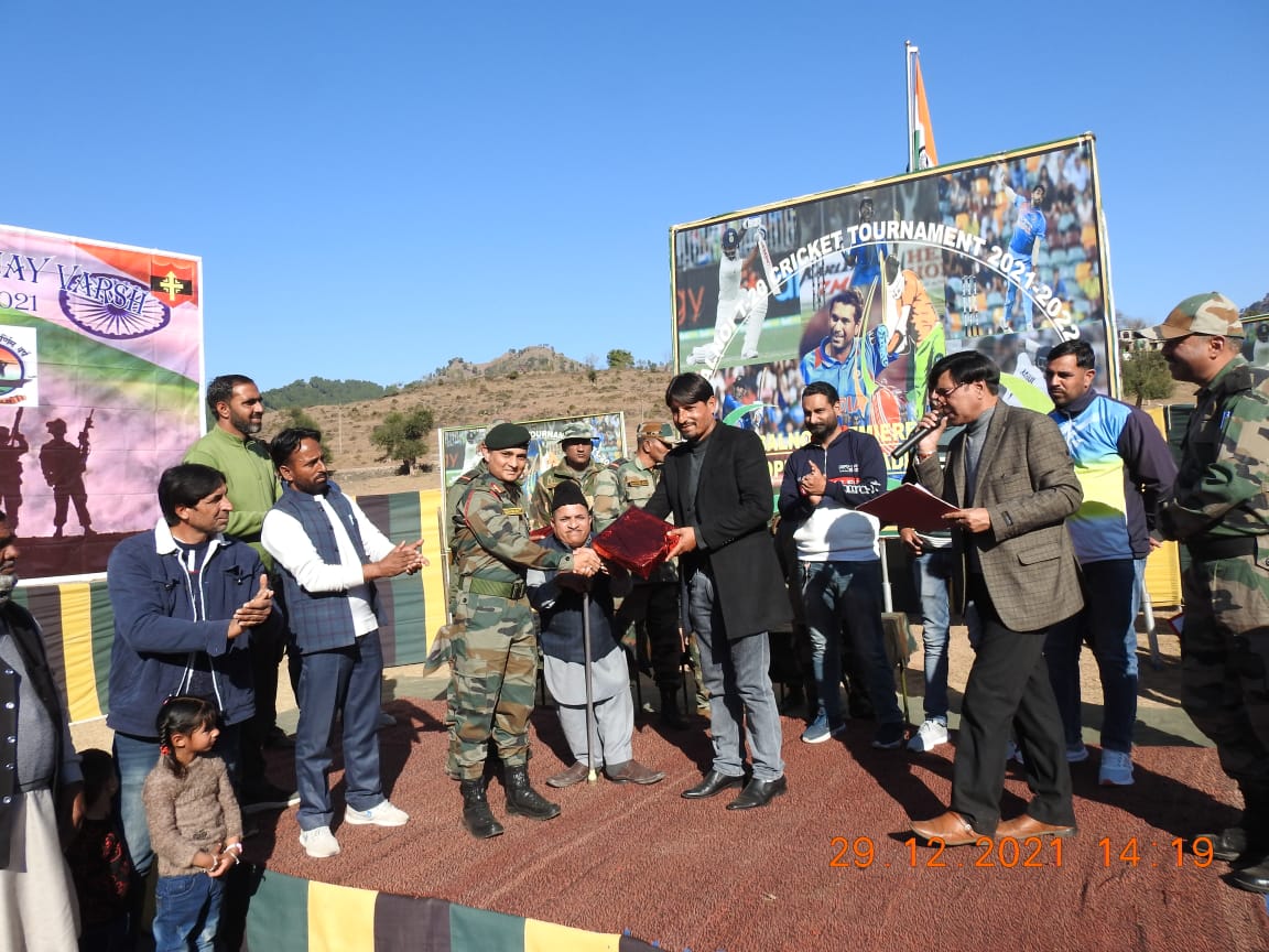 Whiteknight_IA's tweet photo. Final match of #Balnoi T-20 Cricket Tournament organised by #IndianArmy on 29 Dec 21 to lift the #spirit of sports amongst village youth along Line of Control.The youth displayed overwhelming enthusiasm during the event.
@Northerncomd_IA
@adgpi
#IndianArmy #PromotingSports https://t.co/tJD4DfddYN